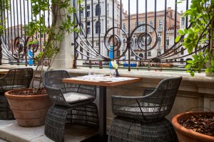 romantischer Sitzplatz am Kanal mit Ausblick im luxus Hotel Aman resort Venedig Italien