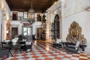 grosse lobby im luxus hotel aman resort venedig italien