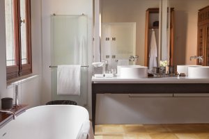 grosse badewanne mit ausblick auf den canal grande im aman resort hotel venedig italien