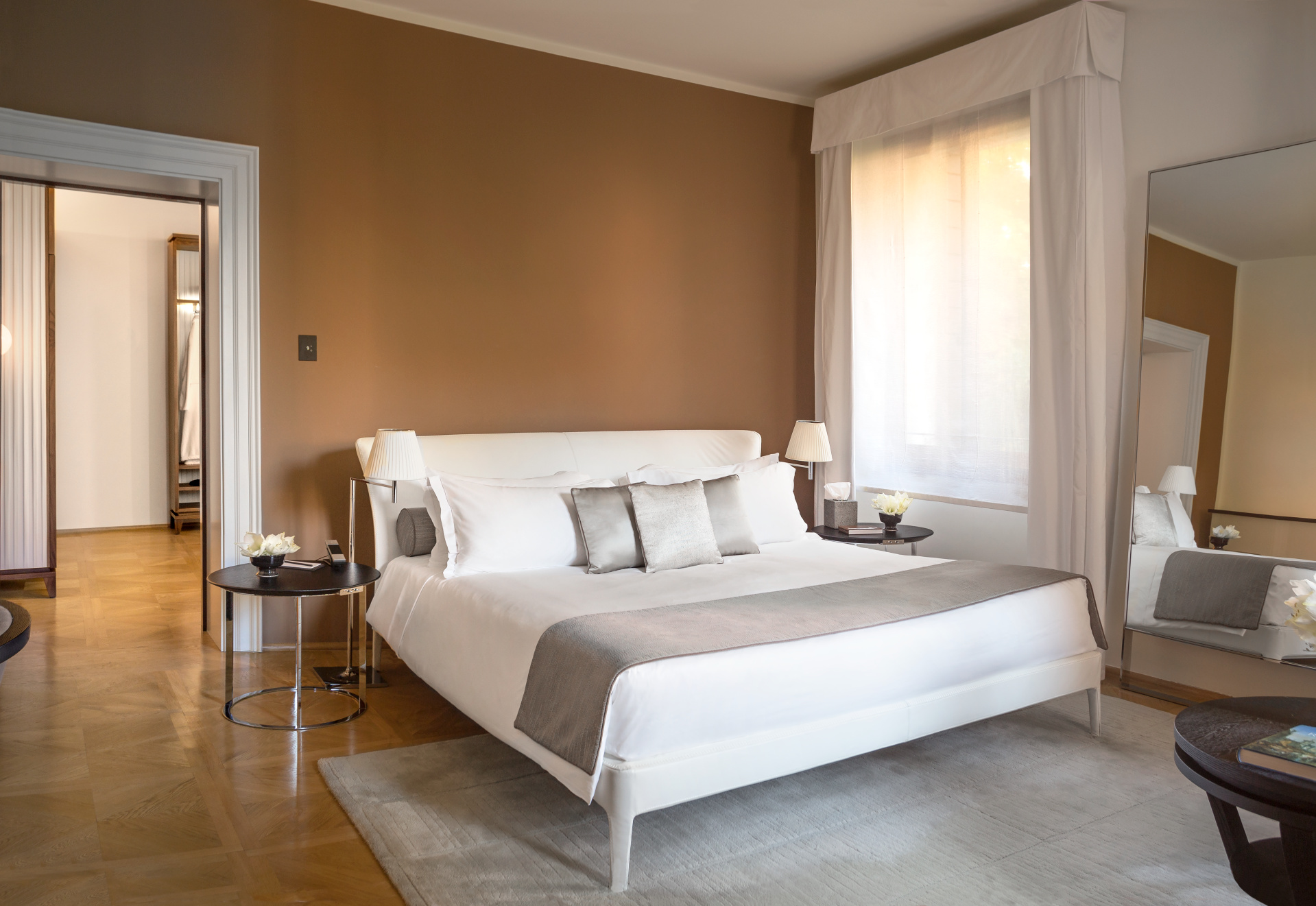 grosses gemütliches bett eines palazzo zimmer im luxus hotel aman resort venedig italien