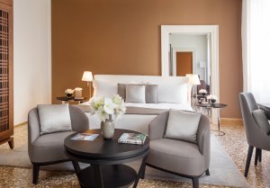 gemütliches wohnzimmer vom palazzo zimmer im luxus hotel aman resort venedig italien