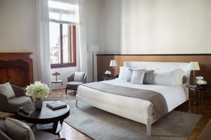 modernes schlafzimmer mit ausblick im luxus hotel aman resort venedig