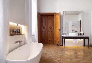 modernes badezimmer und badewanne im luxus hotel aman venedig italien