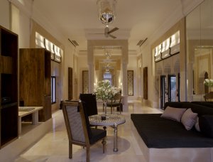 heller geräumiger Wohnbereich einer Courtyard Haveli Suite, Aman Amanbagh Resort, Rajasthan, Indien