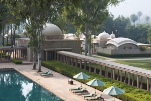 relaxen im Swimming Pool des Aman Amanbagh Resort, Rajasthan, Indien