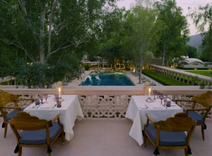 dinner mit herrlichem Ausblick auf die Anlage des Aman Amanbagh Resort, Rajasthan, Indien
