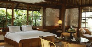 luxuriöses schlafzimmer einer suite im im amandari resort in bali indonesien