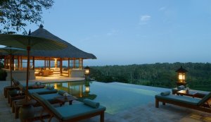 luxus villa mit privaten pool im amandari resort in bali indonesien