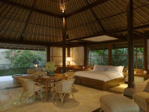 luxus schlafzimmer mit ausblick im amandari resort in bali indonesien