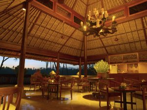 gemütliche bar mit ausblick im amandari resort in bali indonesien