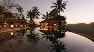 romantischer infinity pool im amandari resort in bali indonesien