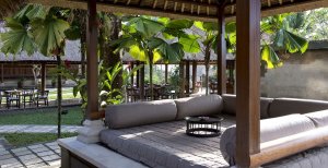 gemütliche lounge am pool im amandari resort in bali indonesien