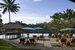 gemütliche liegen am pool unter palmen im amandari resort in bali indonesien