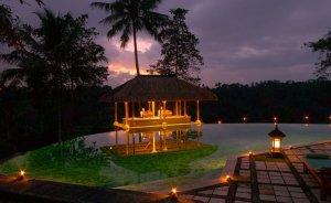 romantisches essen am pool im amandari resort in bali indonesien