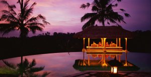 romantisches essen am pool im amandari resort in bali indonesien