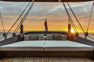 große gemütliche lounge am heck des luxusschiffes amandira von aman für einen romantischen abend unter sternenhimmel