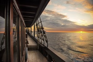 blick vom luxus schiff amandira von aman vor indonesien bei sonnenuntergang 