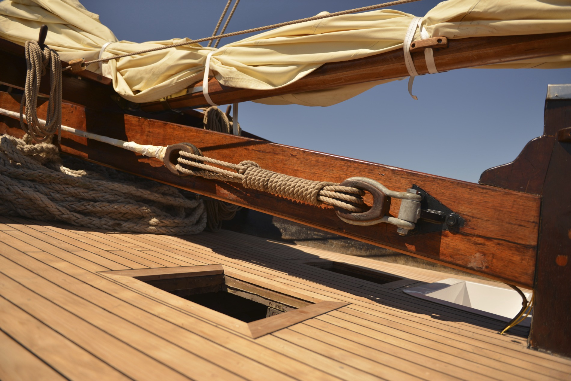 detailaufnahme des holzdecks mit tauen und segel auf dem luxusschiff amandira von aman vor indonesien