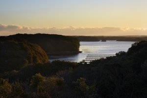 Blick auf die Ago Bay bei Sonnenuntergang im Amanemu Japan