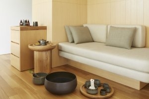 Behandlungsdetail mit Fußbadeschüssel und Zutaten wie japanische Kräuter und Wasabi sowie ätherische Öle im Amanemu Japan