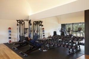 Das Fitness- und Fitnesscenter umfasst modernes Herz-Kreislauf- und Krafttraining im Amanemu Japan