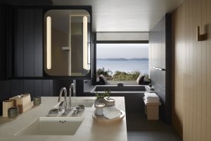 Onsen Bad und Waschbecken der Nagi Suite im Amanemu Japan mit Blick auf Ago Bay für einen perfekten Luxusurlaub Japan