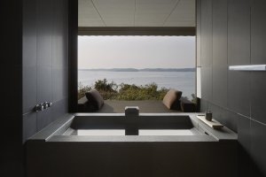 Onsen Bad Detail der Nagi Suite mit uneingeschränktem Blick über Ago Bay im Amanemu Japan