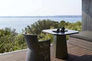 Blick von der Terrasse einer Nagi Suite auf die Ago Bay im Amanemu Japan