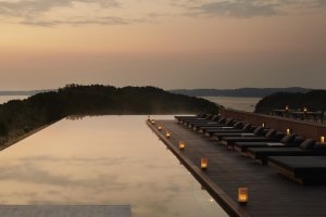 Luxusurlaub Japan wird so gemacht 33-Meter-Hauptschwimmbad mit Blick auf Ago Bay im Amanemu Resort & Onsen Spa in Japan