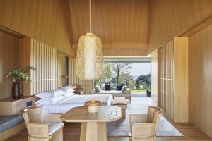 Blick in den hellen Wohnbereich und Schlafbereich der Sora Suite im Amanemu Luxusurlaub Japan