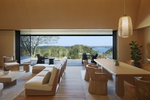 seitlicher Meerblick aus dem Wohnbereich der Sora Villa im Amanemu Japan mit hellen Hölzern und viel Platz für einen Luxusurlaub