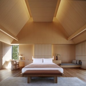 Die typischen Dächer findet man in allen Schlafzimmern der Suiten oder Villen mit hellen Hölzern im Amanemu Japan