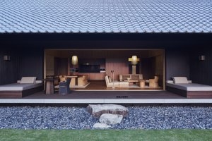 Küche mit Wohn- und Essbereich sowie Außen-Terrasse der Villa im Amanemu Japan