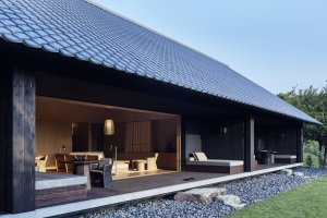 Außenterrasse des Wohnbereich Bad und Schlafzimmer der Villa im Amanemu Japan