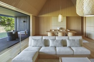 Blick von der Lounge der Villa zum Essbereich mit Außenterrasse im Amanemu Japan