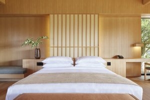 Alle Schlafzimmer der Villen oder Suiten verfügen über helles japanisches Holz und gewebte Textil-Fensterläden im Amanemu Luxushotel Japan