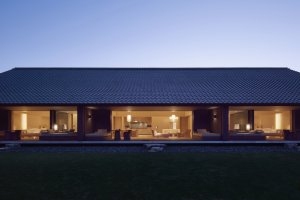 Zentraler Wohnbereich mit Schlafzimmer und Bäder sowie Außenterrassen der Villa im Amanemu Japan