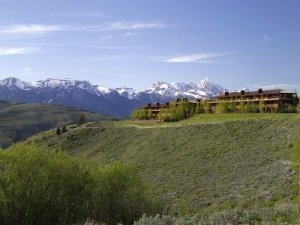 Aman Amangani von Außen vor einer einmaligen Bergkulisse in Wyoming garantiert einen Luxusurlaub oberster Klasse