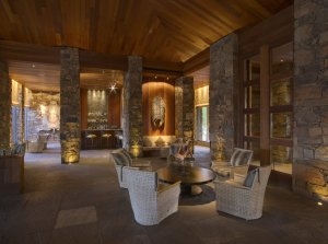 gemütliche Lobby und Zinc Bar im Luxushotel Aman Amangani in Wyoming USA
