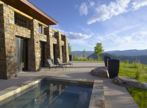 privater heißer Pool eines Sena Home Zimmers mit großer Terrasse und blick in die weiten Wyomings in USA