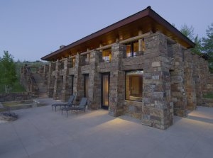 Außenansicht auf das Sena Home im Aman Amangani aus Stein gebaut mit moderner Terrasse und sehr natürlicher Bauweise in Wyoming