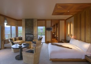 großes uns helles Zimmer einer Spring Gulch Suite im Aman Amangani Luxushotel USA Wyoming