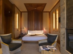 helles Schlafzimmer einer Suite im Aman Amangani mit viel natürlichen Materialien und großem Bett für einen luxuriösen Schlaf