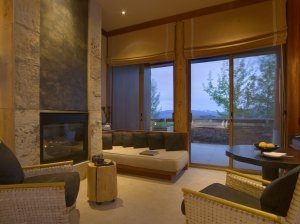 gemütlicher Wohnraum einer Suite im Luxushotel Aman Amangani in Wyoming USA