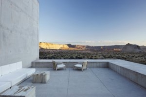 modernes Open-Air-Resort mit außergewöhnlichen Aussichten auf Mesas und Wüste. 60 Sitzplätze zum Speisen oder 76 für Cocktails im Aman Amangiri in Utah