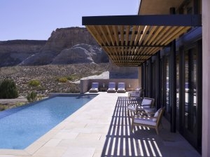eigener Pool der Mesa Home Zimmer im Luxus Resort USA Utah Aman Amangiri mit Blick auf die Wüste und hellen Liegen
