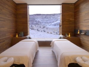 Spa Behandlungsraum mit großem Fenster und Blick auf die weiten der Wüste im Aman Amangiri für einen Luxusurlaub in USA