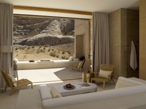 Aussicht auf die wellenförmigen Dünen und Hochebenen mit privatem Pool und großen Terrassen in einer suite im Luxus Hotel Aman Amangiri in Utah USA