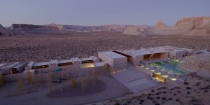 Blick Abends auf das Luxus Resorts USA Utah Aman Amangiri inmitten der Wüste Utahs