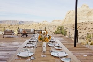 gedeckter Tisch im Aman Amangiri Luxus Hotel in USA Utah auf der großen Holzterrasse mit Blick auf wie weiten der Wüste